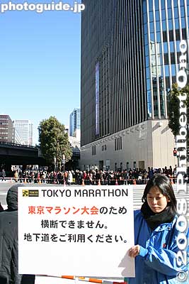 "Due to the Tokyo Marathon, you cannot cross the road. Use the underground pasage."
Keywords: tokyo marathon runners race ginza yurakucho