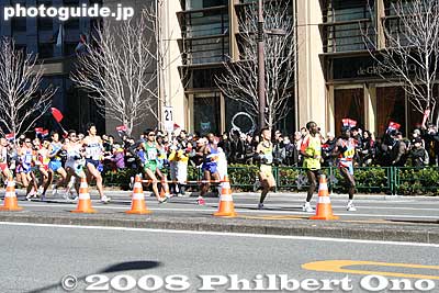 Many in the leading pack were African.
Keywords: tokyo marathon runners race ginza yurakucho
