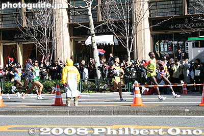 They sure ran fast. They just whizzed by.
Keywords: tokyo marathon runners race ginza yurakucho