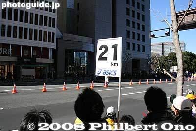 21 km point in Yurakucho.
Keywords: tokyo marathon runners race ginza yurakucho