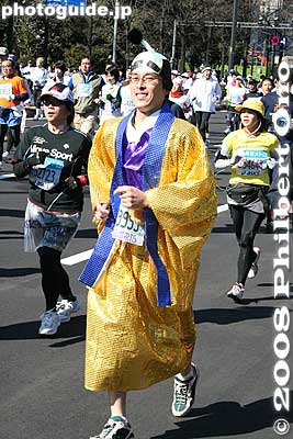 Somehow a samurai outfit does not match jogging sneakers.
Keywords: tokyo marathon runners race costume players cosplayers japancosplayer