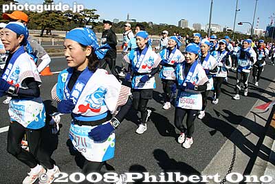 Women in happi coats labeled with "Tokushima University" and "Honolulu Marathon." Perhaps they ran in the Honolulu Marathon (held in Dec.) as well.
Keywords: tokyo marathon runners race imperial palace happi coats