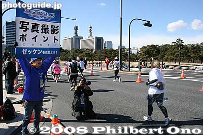 Smile for the camera!!
Keywords: tokyo marathon runners race imperial palace