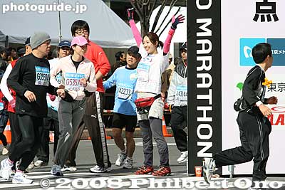 Cameras were also at the Shinagawa U-turn where some runners posed.
Keywords: tokyo marathon runners race shinagawa