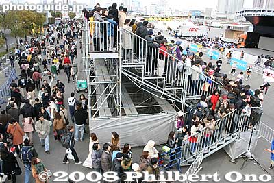 The bleachers were crowded with people. Unlike last year when it was raining and few people was here.
Keywords: tokyo marathon runners race ariake big sight