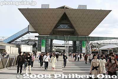 Goodbye Tokyo Big Sight. Also see [url=http://photoguide.jp/pix/thumbnails.php?album=489]photos of the 2007 Tokyo Marathon.[/url]
Keywords: tokyo marathon runners race