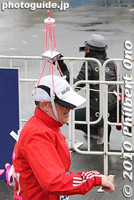Gaijin with a model of Tokyo Tower on his cap.
Keywords: tokyo marathon 2010 costume players cosplayers 