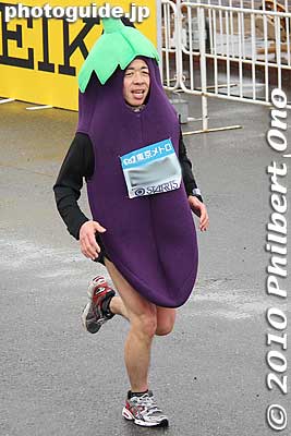 A running nasubi or eggplant.
Keywords: tokyo marathon 2010 costume players cosplayers 