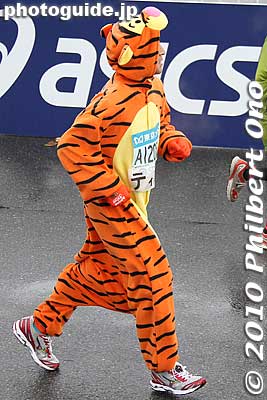 Tiger costumes were popular since 2010 is the year of the tiger.
Keywords: tokyo marathon 2010 costume players cosplayers 