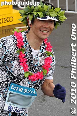 Hawaiian but I don't think he's Hawaiian. You'll see more Hawaiians too.
Keywords: tokyo marathon 2010 costume players cosplayers 