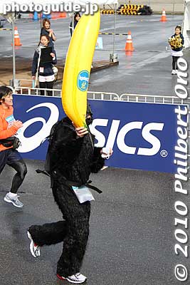 Skinny gorilla with a big banana.
Keywords: tokyo marathon 2010 costume players cosplayers 