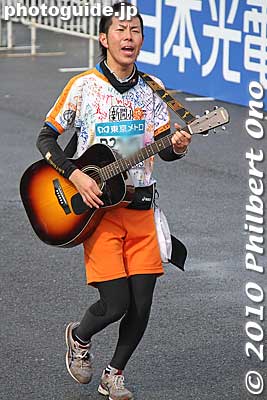 Can you believe this guy? Playing a guitar and singing while running.
Keywords: tokyo marathon 2010 costume players cosplayers 