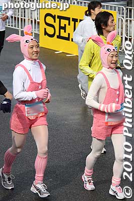Rabbit pair. I noticed that the age of costume players now extends to middle age. Not limited to the younger set anymore.
Keywords: tokyo marathon 2010 costume players cosplayers 