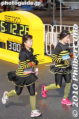 Pair of bees.
Keywords: tokyo marathon 2010 costume players cosplayers 