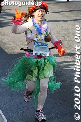 Hula girl, but a guy. At least he knows the shaka sign.
Keywords: tokyo marathon 2010 costume players cosplayers 