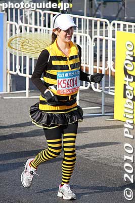 Bee again. A costume shop must've had a clearance sale of bee costumes.
Keywords: tokyo marathon 2010 costume players cosplayers 