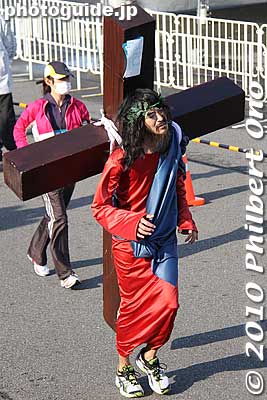 I thought I had seen everything, but Jesus Christ!! The cross was made of styrofoam.
Keywords: tokyo marathon 2010 costume players cosplayers 