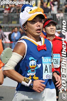 Donald Duck
Keywords: tokyo koto-ku marathon runners big sight finish line 