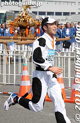 Cow
Keywords: tokyo koto-ku marathon runners big sight finish line 