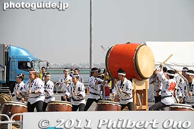 Taiko drummers for the portable shrine.
Keywords: tokyo koto-ku marathon runners big sight finish line 