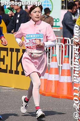 Nurse costumes appear every year.
Keywords: tokyo koto-ku marathon runners big sight finish line 
