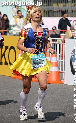 Snow White (male).
Keywords: tokyo koto-ku marathon runners big sight finish line 