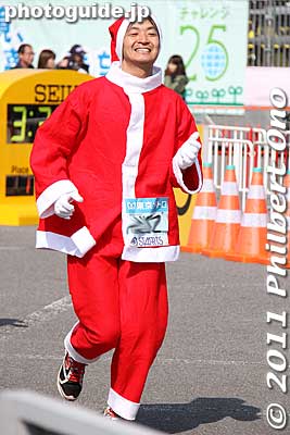 Santa Claus.
Keywords: tokyo koto-ku marathon runners big sight finish line 