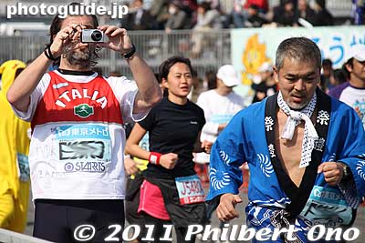 Lotta runners brought along a camera.
Keywords: tokyo koto-ku marathon runners big sight finish line 