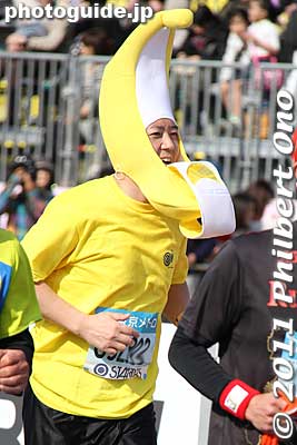Banana Man
Keywords: tokyo koto-ku marathon runners big sight finish line 