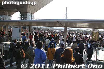 Toyko Big Sight is crowded with people waiting for runners.
Keywords: tokyo koto-ku marathon runners big sight finish line 