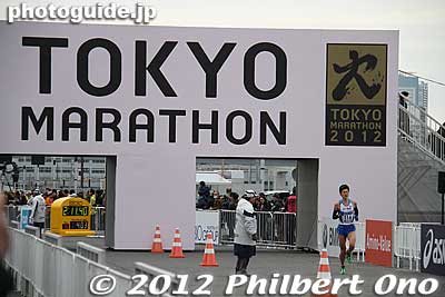 Yuki KAWAUCHI enters the final stretch.
Keywords: tokyo koto ward big sight marathon 2012