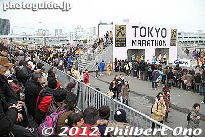 I then moved up to the grandstands.
Keywords: tokyo marathon runners 2012 cosplayers costume