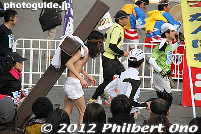 This was the most unbelievable costume. Jesus Christ crucified.
Keywords: tokyo marathon runners 2012 cosplayers costume