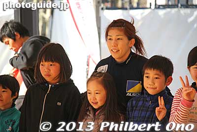 Three-time wrestling gold medalist Saori Yoshida posing for the picture with kids at Tokyo Marathon 2013.
Keywords: tokyo koto ward big sight marathon 2013 saori yoshida japansports