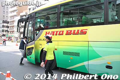 Bus picking up runners who had to quit.
Keywords: Tokyo Marathon