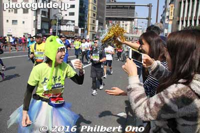 Most of the spectators knew someone in the marathon.
Keywords: tokyo marathon 2016 cosplayer runners costumes