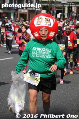 This daruma was picking up rubbish.
Keywords: tokyo marathon 2016 cosplayer runners costumes