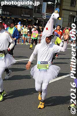 Swan
Keywords: tokyo marathon 2016 cosplayer runners costumes