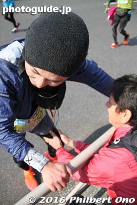 This runner had leg cramps and a kind bystander gave him a massage.
Keywords: tokyo marathon 2016 cosplayer runners costumes