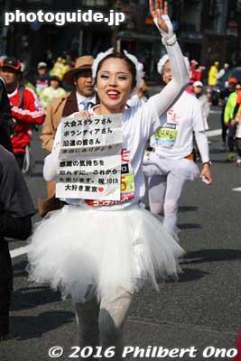 Her note thanks all the marathon staff and spectators for their support.
Keywords: tokyo marathon 2016 cosplayer runners costumes