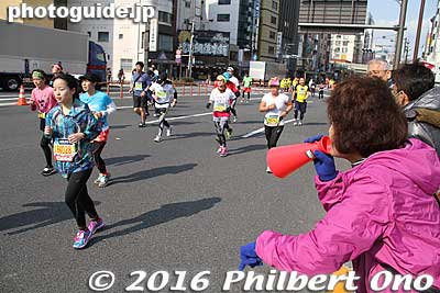 She's shouting that there is only a minute left to make the 30 km checkpoint.
Keywords: tokyo marathon 2016 cosplayer runners costumes
