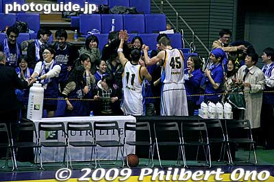 LakeStars make high-five with boosters.
Keywords: tokyo setagaya komazawa gymnasium shiga lakestars apache bj league basketball game sports 
