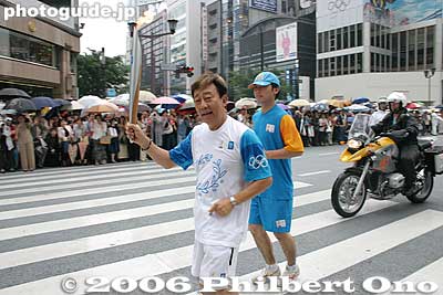 Torch runner and famous singer Hashi Yukio passes through Ginza
Keywords: tokyo athens 2004 olympic torch relay japanceleb