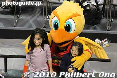 Phoenix mascot with fans.
Keywords: tokyo koto-ku ward ariake Coliseum bj league pro basketball osaka evessa higashi-mikawa hamamatsu phoenix 
