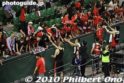 Osaka Evessa players shake hands with boosters.
Keywords: tokyo koto-ku ward ariake Coliseum bj league pro basketball osaka evessa higashi-mikawa hamamatsu phoenix