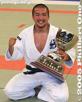 Winner's trophy
Keywords: tokyo budokan kudanshita judo keiji suzuki