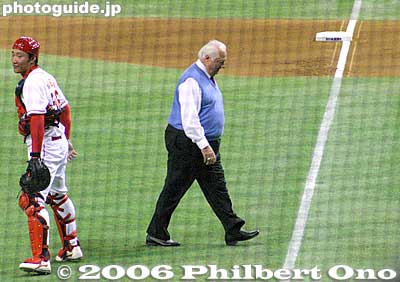 Tommy Lasorda after throwing the flubbed first pitch.
He just threw the ball right on the ground like he wanted to throw it away. It wasn't a pitch at all. What was his problem?
Keywords: tokyo dome world baseball classic