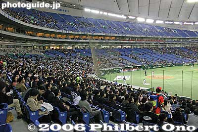 Crowd behind homeplate. 16,000 yen seats.
Keywords: tokyo dome world baseball classic