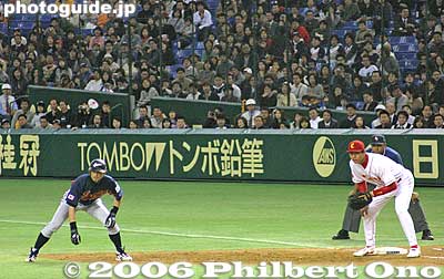 Ichiro at 1st base.
Keywords: tokyo dome world baseball classic