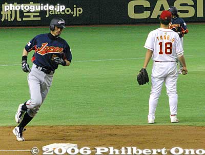 Thanks to a homer by a teammate, Ichiro trots past 3rd base.
Keywords: tokyo dome world baseball classic